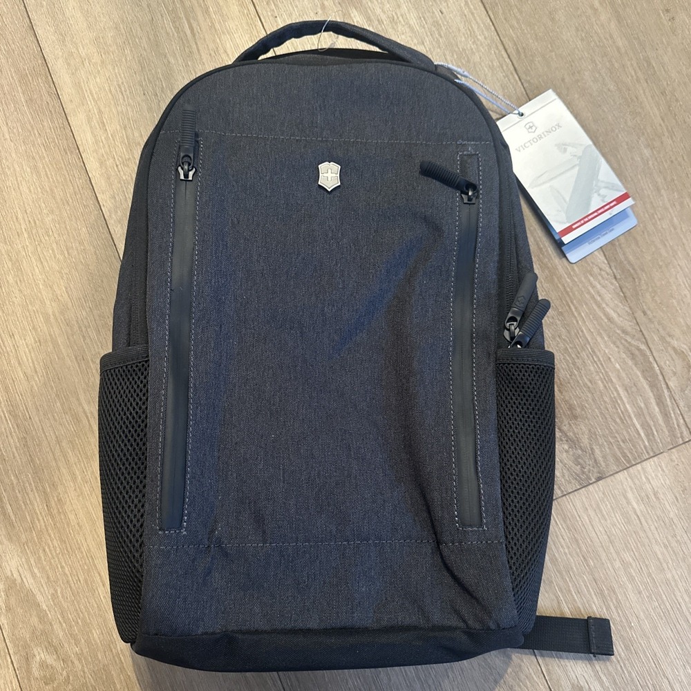 NEW Victorinox Journey Crossing 16" Laptop Backpack - Grey (19" x 12" x 7")